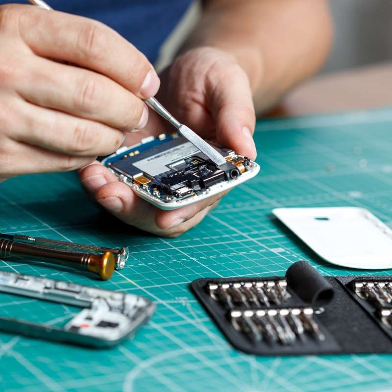Hombre reparando movil