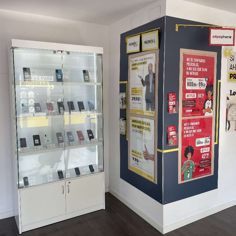 Escaparate con moviles en exhibición